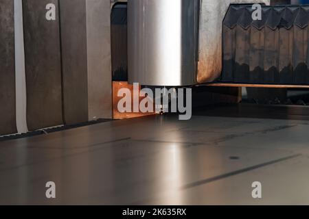 Schwere industrielle Laserschneidmaschine während der Blechbearbeitung Stockfoto