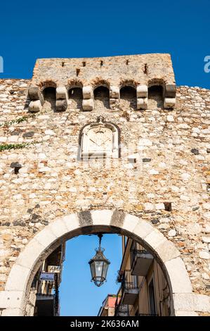 Taormina, Italien: 09-16-2022: Schöner antiker Bogen in Taormina Stockfoto