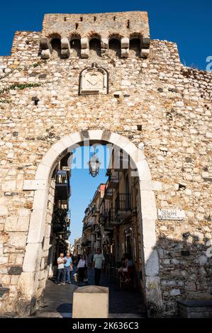 Taormina, Italien: 09-16-2022: Schöner antiker Bogen in Taormina Stockfoto