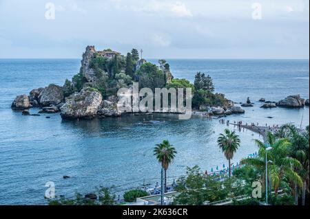 Taormina, Italien: 09-16-2022: Die wunderschöne Isola Bella in Taormina Stockfoto