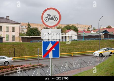 Kein Motorrad-Bereich oder Motorrad verboten Verkehrsschild. Schild mit Fahrverbot für Motorräder im historischen Zentrum von 10,00 bis 06,00. Stockfoto