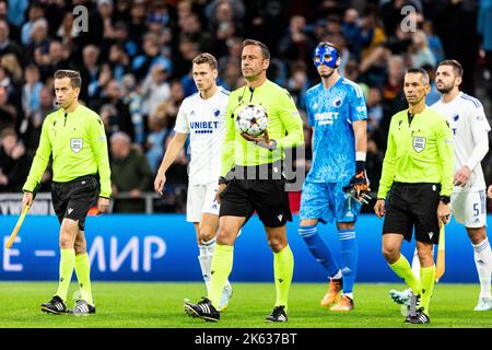 Kopenhagen, Dänemark. 11. Oktober 2022. Schiedsrichter Artur Dias beim UEFA Champions League-Spiel zwischen dem FC Kopenhagen und Manchester City im Park in Kopenhagen. (Foto: Gonzales Photo/Alamy Live News Stockfoto