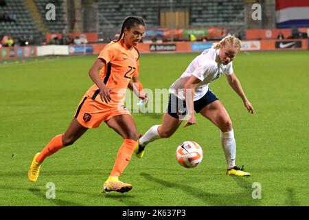 DEN HAAG - (lr) die Holländerinnen Esmee Brugts und die Norwegerinnen Julie Blakstad beim Freundschaftsspiel der Damen zwischen den Niederlanden und Norwegen im Bingoal-Stadion am 11. Oktober 2022 in Den Haag, Niederlande. ANP GERRIT VAN COLOGNE Stockfoto