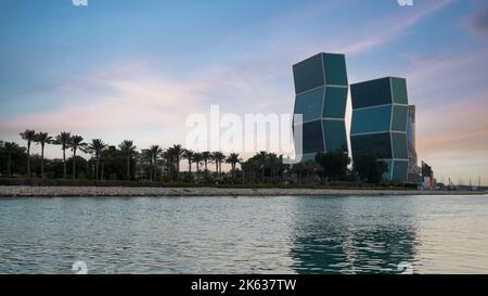 Doha, Katar - Juni 06 2022 :die neu entstehende stadt lusail in Katar mit Zickzacktürmen im Hintergrund. Stockfoto