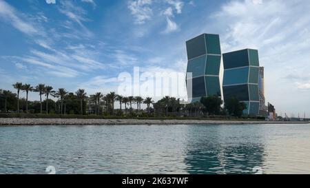 Doha, Katar - Juni 06 2022 :die neu entstehende stadt lusail in Katar mit Zickzacktürmen im Hintergrund. Stockfoto