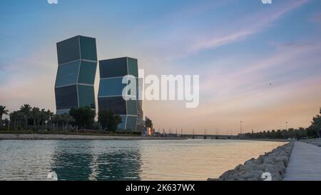 Doha, Katar - Juni 06 2022 :die neu entstehende stadt lusail in Katar mit Zickzacktürmen im Hintergrund. Stockfoto