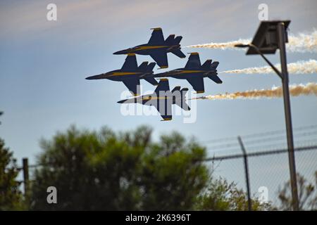 United States Navy Blue Angels Üben am Himmel über MCAS Miramar vor der MCAS Miramar Air Show in San Diego, Kalifornien Stockfoto