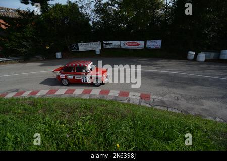 PESARO - ITALIEN - OTT 09 - 2022 : Rallye der Oldtimer fiat 600 ABARTH IM RENNEN pesaro CUP Stockfoto