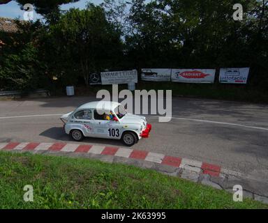 PESARO - ITALIEN - OTT 09 - 2022 : Rallye der Oldtimer fiat 600 ABARTH IM RENNEN pesaro CUP Stockfoto