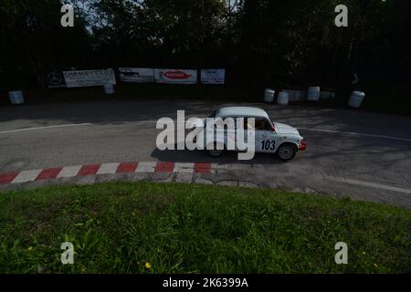 PESARO - ITALIEN - OTT 09 - 2022 : Rallye der Oldtimer fiat 600 ABARTH IM RENNEN pesaro CUP Stockfoto