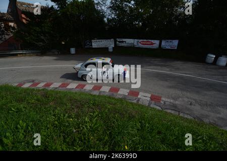 PESARO - ITALIEN - OTT 09 - 2022 : Rallye der Oldtimer fiat 600 ABARTH IM RENNEN pesaro CUP Stockfoto