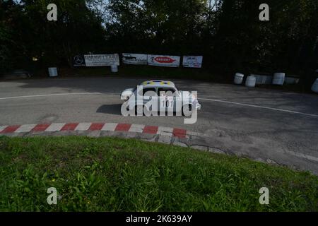 PESARO - ITALIEN - OTT 09 - 2022 : Rallye der Oldtimer fiat 600 ABARTH IM RENNEN pesaro CUP Stockfoto