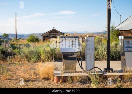 Unity, Oregon, antike Benzinpumpe an einer verlassenen Tankstelle in der Sagebrush entlang der US Route 26 Stockfoto