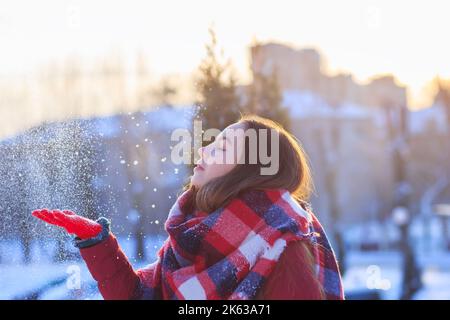 Winter Teenager Mädchen Porträt. Schönheit freudig Modell Mädchen mit Spaß im Winter Park. Natur genießen, Winter. Stockfoto