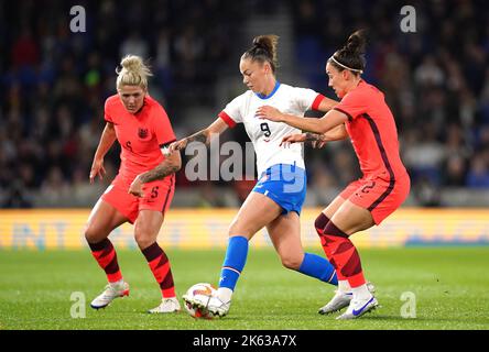 Die tschechische Andrea Staskova (Mitte) kämpft beim internationalen Freundschaftsspiel der Frauen im Amex Stadium, Brighton und Hove mit der Engländerin Millie Bright (links) und Lucy Bronze um den Ball. Bilddatum: Dienstag, 11. Oktober 2022. Stockfoto