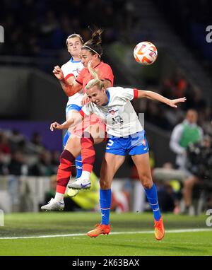 Die Engländerin Lucy Bronze (Mitte) kämpft mit der tschechischen Tereza Szewieczokva und Klara Cahynova beim internationalen Freundschaftsspiel der Frauen im Amex Stadium, Brighton und Hove um den Ball. Bilddatum: Dienstag, 11. Oktober 2022. Stockfoto