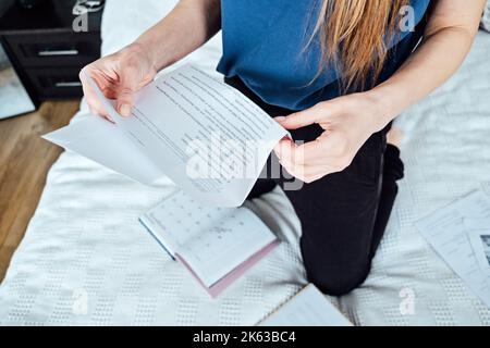 Glücklich aufgeregt Frau Student Kunde lesen Angebot Brief mit guten Nachrichten, große günstige Angebot, bekommen Jobmöglichkeit. Junge Frau mit Papierpostbank Stockfoto