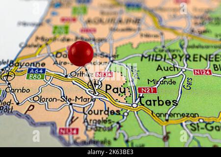 Pau-Karte. Nahaufnahme der Pau-Karte mit roter Nadel. Karte mit rotem Nadelpunkt von Pau in Frankreich. Stockfoto