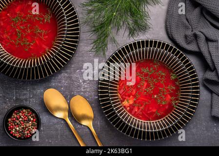 Food-Fotografie von Borscht, Rote Beete-Suppe, Dill, Pfeffer Stockfoto