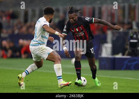 Mailand, Italien. 11. Oktober 2022. Rafael Leao vom AC Mailand läuft beim UEFA Champions League-Spiel in Giuseppe Meazza, Mailand, beim FC Reece James of Chelsea. Bildnachweis sollte lauten: Jonathan Moscrop/Sportimage Kredit: Sportimage/Alamy Live News Stockfoto