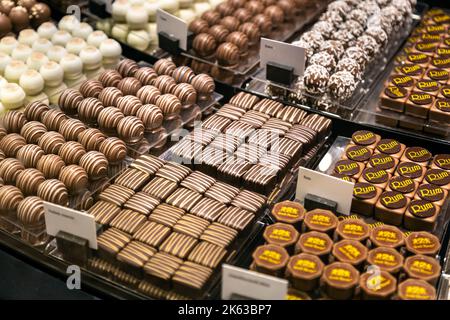 Schokoladenauswahl im Shop des Schweizer Chocolatiers Läderach, Basel, Schweiz Stockfoto