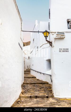 Schmale Straße mit weiß getünchten Häusern, Vejer de la Frontera, Andalusien, Spanien Stockfoto