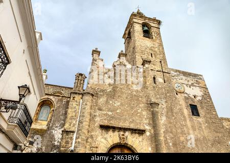 Außenansicht der Kirche von Divino Salvador, eine Mischung aus Mudéjar aus dem 14.. Jahrhundert und gotischem Stil aus dem 16.. Jahrhundert, Vejer de la Frontera, Andalusien, Spanien Stockfoto