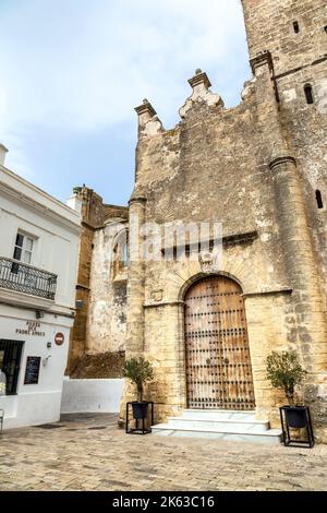 Außenansicht der Kirche von Divino Salvador, eine Mischung aus Mudéjar aus dem 14.. Jahrhundert und gotischem Stil aus dem 16.. Jahrhundert, Vejer de la Frontera, Andalusien, Spanien Stockfoto