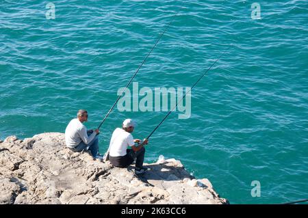 Fischer, die im Atlantik fischen, Cascais, Portugal Stockfoto