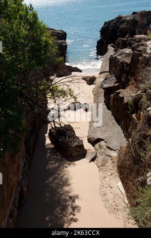 St Martha's Bay, Cascais, Portugal. Eine sehr schöne und abgeschiedene Bucht. Stockfoto