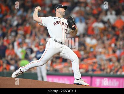 Houston, Usa. 11. Oktober 2022. Houston Astros startet Pitcher Justin Verlander wirft im ersten Inning gegen die Seattle Mariners während des Spiels eins einer American League Division Series im Minute Maid Park in Houston, Texas am Dienstag, 11. Oktober 2022. Foto von Maria Lysaker/UPI. Kredit: UPI/Alamy Live Nachrichten Stockfoto