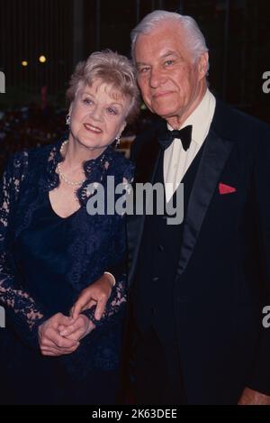 **DATEI FOTO** Angela Lansbury ist verstorben. Angela Lansbury und ihr Mann Peter Shaw nehmen am 7. Juni 1998 an den jährlichen Tony Awards 52. in der Radio City Music Hall in New York City Teil. Foto: Henry McGee/MediaPunch Stockfoto