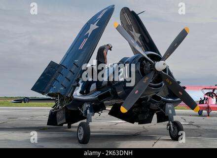 F4U Corsair tanken in Boundary Bay, BC, Kanada Stockfoto