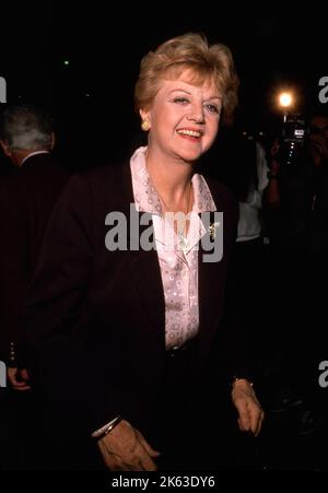 **DATEI FOTO** Angela Lansbury ist verstorben. BEVERLY HILLS, CA - 14. OKTOBER: Die Schauspielerin Angela Lansbury nimmt am 14. Oktober 1988 an der Vorsitzenden der Rai Radio and Television Italiana Awards in Chasen's Restaurant in Beverly Hills, Kalifornien, Teil. Quelle: Ralph Dominguez/MediaPunch Stockfoto