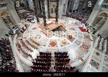 Vatikan, Vatikan. 11. Oktober 2022. Italien, Rom, Vatikan, 22/10/11 Papst Franziskus steht der Heiligen Messe zum 60.. Jahrestag des Starts des Zweiten Vatikanischen Ökumenischen Konzils beim Vatikan vor Foto von Vatikanischen Medien /Catholic Press Photo. BESCHRÄNKT AUF REDAKTIONELLE VERWENDUNG - KEIN MARKETING - KEINE WERBEKAMPAGNEN Kredit: Unabhängige Fotoagentur/Alamy Live News Stockfoto