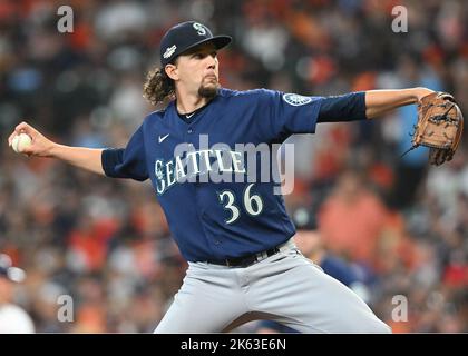 Houston, Usa. 11. Oktober 2022. Seattle Mariners startet Pitcher Logan Gilbert wirft im ersten Inning gegen die Houston Astros während des Spiels eins einer American League Division Series im Minute Maid Park in Houston, Texas am Dienstag, 11. Oktober 2022. Foto von Maria Lysaker/UPI Kredit: UPI/Alamy Live News Stockfoto