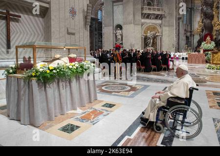 Vatikan, Vatikan. 11. Oktober 2022. Italien, Rom, Vatikan, 22/10/11 Papst Franziskus steht der Heiligen Messe zum 60.. Jahrestag des Starts des Zweiten Vatikanischen Ökumenischen Konzils beim Vatikan vor Foto von Vatikanischen Medien /Catholic Press Photo. BESCHRÄNKT AUF REDAKTIONELLE VERWENDUNG - KEIN MARKETING - KEINE WERBEKAMPAGNEN Kredit: Unabhängige Fotoagentur/Alamy Live News Stockfoto