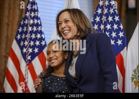 Washington, Usa. 11. Oktober 2022. Vizepräsidentin Kamala Harris (R) lächelt mit Maya LeBlanc, nachdem ihr Vater, Travis LeBlanc, am Dienstag, den 11. Oktober 2022, als Mitglied des Aufsichtsrates für Privatsphäre und bürgerliche Freiheiten im Dwight D. Eisenhower Executive Office Building in Washington, DC, feierlich vereidigt wurde. Foto von Bonnie Cash/UPI Credit: UPI/Alamy Live News Stockfoto