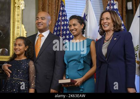 Washington, Usa. 11. Oktober 2022. Vizepräsident Kamala Harris (R) lächelt mit Travis LeBlanc, seiner Frau Saniya und seiner Tochter Maya, Nach der feierlichen Vereidigung als Mitglied des Aufsichtsrates für Privatsphäre und bürgerliche Freiheiten im Dwight D. Eisenhower Executive Office Building in Washington, DC, am Dienstag, den 11. Oktober 2022. Foto von Bonnie Cash/UPI Credit: UPI/Alamy Live News Stockfoto