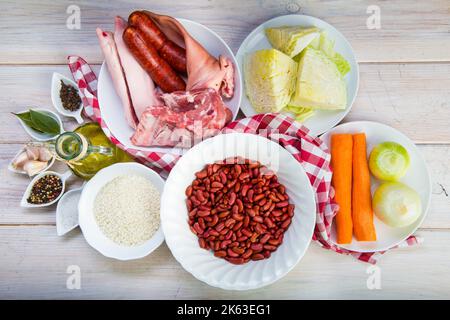 Rohe und frische Zutaten zum Kochen einer traditionellen portugiesischen Feijoada Stockfoto