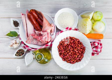 Rohe und frische Zutaten zum Kochen einer traditionellen portugiesischen Feijoada Stockfoto