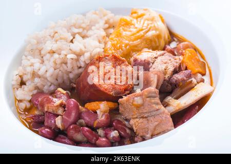 Traditionelle portugiesische feijoada serviert auf einem Teller für eine gesunde Ernährung Stockfoto