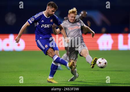 ZAGREB, KROATIEN - 11. OKTOBER: Bruno Petkovic von Dinamo Zagreb im Einsatz mit Nicolas Seiwald von RB Salzburg beim UEFA Champions League-Spiel der Gruppe E zwischen Dinamo Zagreb und dem FC Salzburg am 11. Oktober 2022 im Maksimir-Stadion in Zagreb, Kroatien. Foto: Sanjin Strukic/PIXSELL Stockfoto