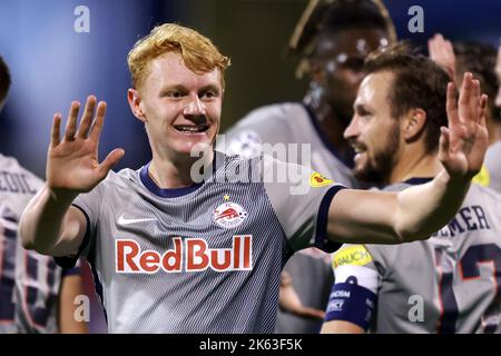 ZAGREB, KROATIEN - 11. OKTOBER: Nicolas Seiwald von RB Salzburg feiert beim UEFA Champions League-Spiel E zwischen Dinamo Zagreb und dem FC Salzburg am 11. Oktober 2022 im Maksimir Stadium in Zagreb, Kroatien, ein Tor mit seinen Teamkollegen. Foto: Sanjin Strukic/PIXSELL Stockfoto
