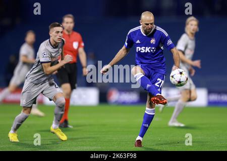 Zagreb, Kroatien. 11. Oktober 2022. ZAGREB, KROATIEN - 11. OKTOBER: Josip Misic von Dinamo Zagreb im Einsatz beim UEFA Champions League-Spiel der Gruppe E zwischen Dinamo Zagreb und dem FC Salzburg am 11. Oktober 2022 im Maksimir-Stadion in Zagreb, Kroatien. Foto:Sanjin Strukic/PIXSELL Credit: Pixsell Foto- und Videoagentur/Alamy Live News Stockfoto