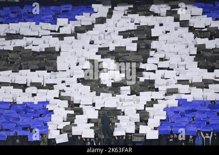 Zagreb, Kroatien. 11. Oktober 2022. ZAGREB, KROATIEN - 11. OKTOBER: Fans auf den Tribünen während des UEFA Champions League-Spiels der Gruppe E zwischen Dinamo Zagreb und dem FC Salzburg am 11. Oktober 2022 im Maksimir-Stadion in Zagreb, Kroatien. Foto: Igor Soban/PIXSELL Credit: Pixsell Foto- und Videoagentur/Alamy Live News Stockfoto