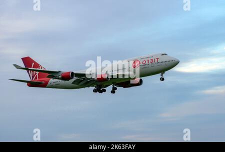 Newquay, Cornwall, Großbritannien. 11. Oktober 2022. Virgin Orbit 747 „Cosmic Girl“ auf dem Weg zum Cornwall Newquay Airport. Kredit: Bob Sharples/Alamy Live Nachrichten Stockfoto