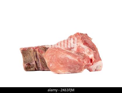Schweinefleisch auf dem Knochen oder Schweinefleisch Eintopf isoliert auf weißem Hintergrund. Speicherplatz kopieren. Stockfoto