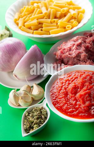 Rohe Ngredients zum Kochen von Tortiglioni Bolognese Pasta Stockfoto