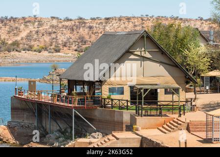 Oanob Lake, Namibia - 28. September 2018: Blick auf den Lake Oanob, ein idyllischer Ferienort mit einem See und einem Damm bei Rehoboth in der Kalahari Wüste. Stockfoto